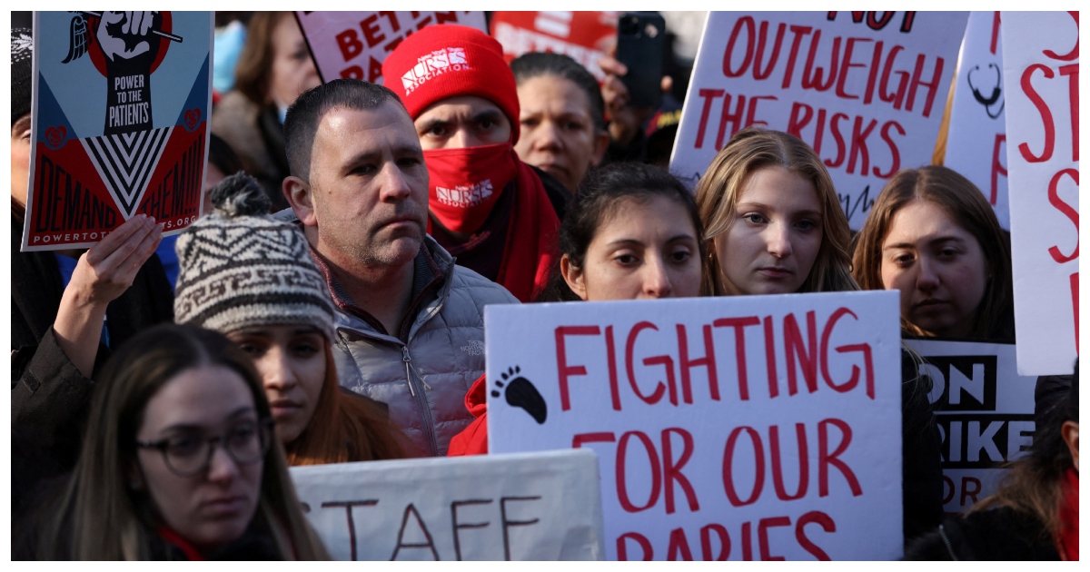 নিউ ইয়র্ক সিটির সড়কে ধর্মঘট চলাকালীন বিক্ষোভে প্ল্যাকার্ড হাতে নার্সরা। ফাইল ছবি